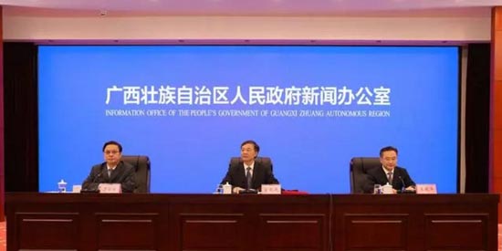 自治区国资委党委书记、主任管跃庆（中）通报上半年国企经营数据