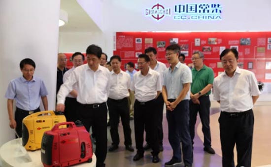 汪泉书记一行参观常柴河海路基地产品陈列室